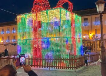 Peñaranda estrena en Navidad un espectáculo dinámico de luz y sonido con una gran caja mágica que adornará la plaza