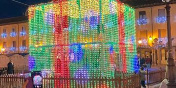 Peñaranda estrena en Navidad un espectáculo dinámico de luz y sonido con una gran caja mágica que adornará la plaza