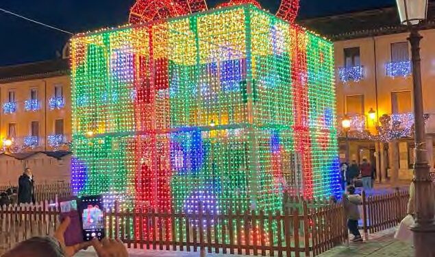 Peñaranda estrena en Navidad un espectáculo dinámico de luz y sonido con una gran caja mágica que adornará la plaza