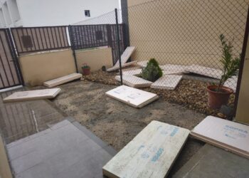 El viento se lleva de cuajo el material aislante de las obras de Camineros en Peñaranda y causa daños en las casas vecinas