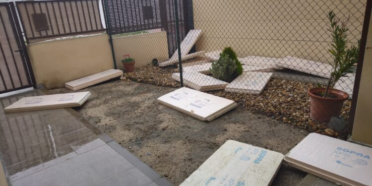 El viento se lleva de cuajo el material aislante de las obras de Camineros en Peñaranda y causa daños en las casas vecinas