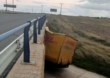 Un camión de reparto queda encajado en el paso inferior del camino de Cantaracillo bajo la antigua carretera Nacional 501