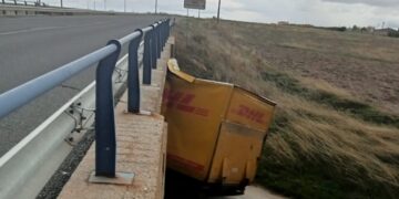 Un camión de reparto queda encajado en el paso inferior del camino de Cantaracillo bajo la antigua carretera Nacional 501