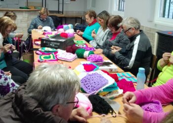 Las mujeres de Cordovilla se ponen manos a la obra para crear un árbol de Navidad de ganchillo que decorará la plaza Mayor