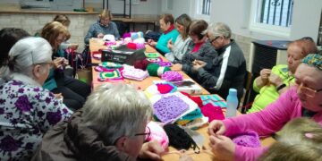Las mujeres de Cordovilla se ponen manos a la obra para crear un árbol de Navidad de ganchillo que decorará la plaza Mayor
