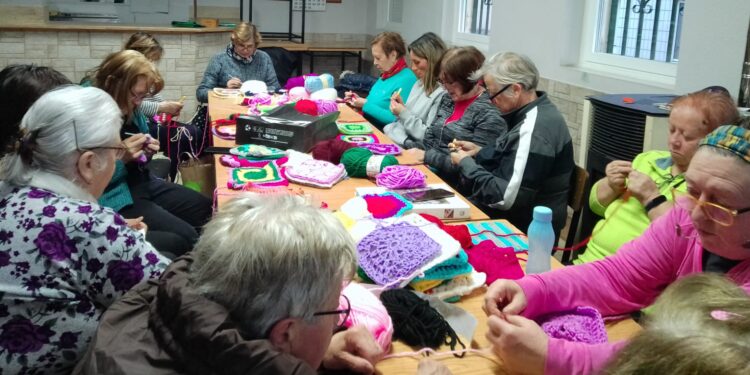 Las mujeres de Cordovilla se ponen manos a la obra para crear un árbol de Navidad de ganchillo que decorará la plaza Mayor