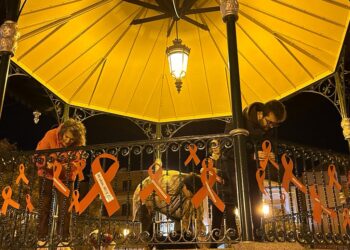 Lazos rojos en el templete de Peñaranda con motivo de la celebración del Día Mundial de la Respuesta ante el VIH y el SIDA