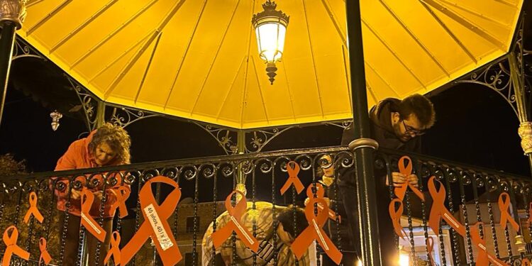 Lazos rojos en el templete de Peñaranda con motivo de la celebración del Día Mundial de la Respuesta ante el VIH y el SIDA