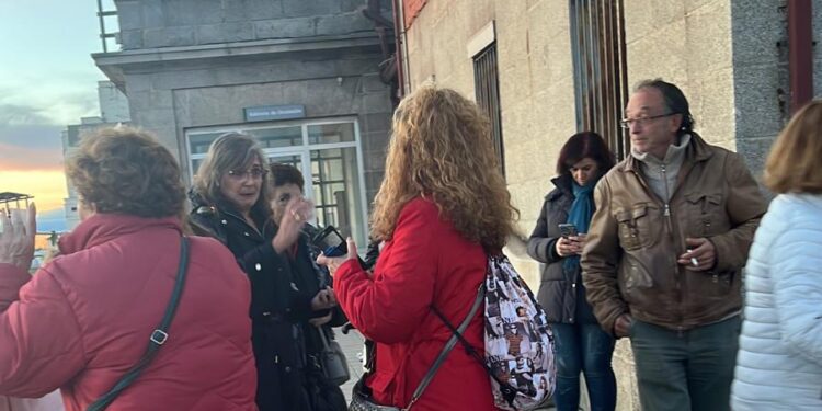 Revuelo entre los pasajeros del tren en Peñaranda por la demora de un convoy ante una falsa amenaza de bomba en Villalba