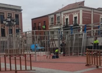 Peñaranda ya «respira» Navidad: comienza el montaje de la gran caja mágica de luz y sonido en la plaza de la Constitución