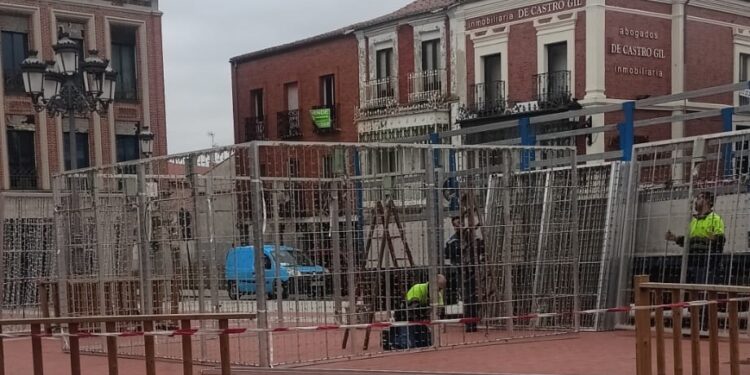 Peñaranda ya «respira» Navidad: comienza el montaje de la gran caja mágica de luz y sonido en la plaza de la Constitución