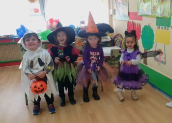 Alumnos del programa «Crecemos» de Macotera disfrutan de su fiesta de Halloween con disfraces, manualidades y un almuerzo