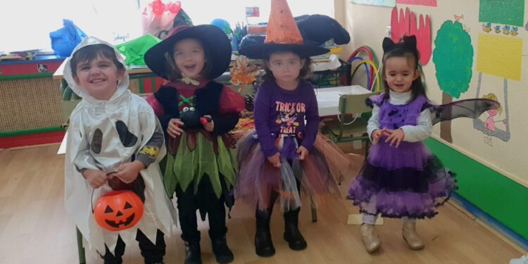 Alumnos del programa «Crecemos» de Macotera disfrutan de su fiesta de Halloween con disfraces, manualidades y un almuerzo