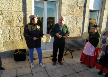 Las castañadas llegan al CEO Miguel Delibes y a la residencia Santa Ana de Macotera para animar a niños y mayores