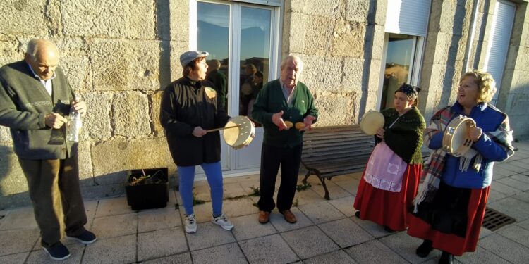 Las castañadas llegan al CEO Miguel Delibes y a la residencia Santa Ana de Macotera para animar a niños y mayores