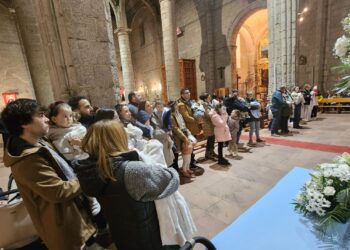 16 niños y niñas reciben en la iglesia parroquial de Peñaranda la bendición de María Milagrosa y son encomendados a su amparo