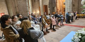 16 niños y niñas reciben en la iglesia parroquial de Peñaranda la bendición de María Milagrosa y son encomendados a su amparo