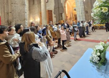 16 niños y niñas reciben en la iglesia parroquial de Peñaranda la bendición de María Milagrosa y son encomendados a su amparo