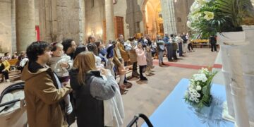 16 niños y niñas reciben en la iglesia parroquial de Peñaranda la bendición de María Milagrosa y son encomendados a su amparo