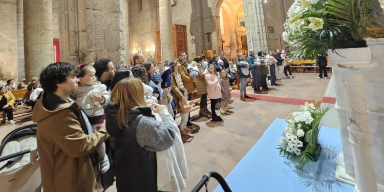 16 niños y niñas reciben en la iglesia parroquial de Peñaranda la bendición de María Milagrosa y son encomendados a su amparo
