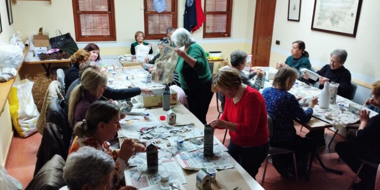 Palaciosrubios también estrenará decoración navideña gracias al trabajo altruista y entusiasta de un grupo de mujeres del pueblo