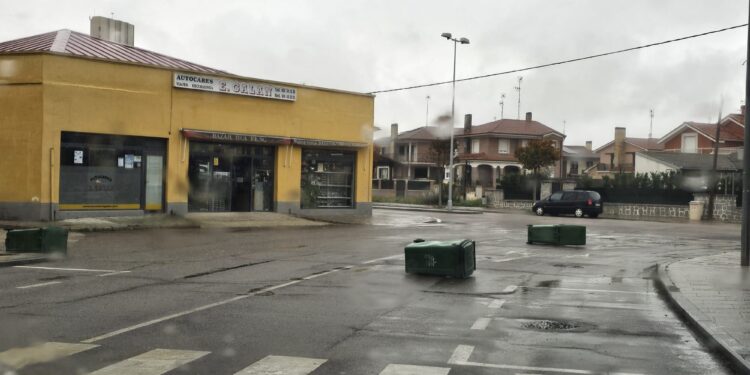 Peñaranda y comarca sufren el paso de la borrasca «Ciarán»: contenedores en medio de las calles y árboles y farolas caídos