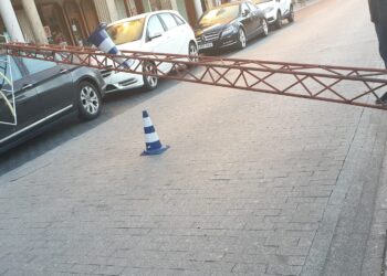 Un poste del alumbrado navideño acaba impactando sobre un vehículo aparcado en la plaza de España de Peñaranda