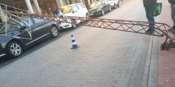 Un poste del alumbrado navideño acaba impactando sobre un vehículo aparcado en la plaza de España de Peñaranda