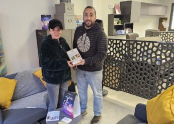María José López Dávila recoge el premio del sorteo de una escapada organizado por A Tiempo y Viajes Oceanic Travel