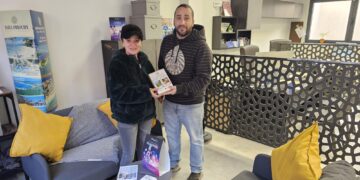 María José López Dávila recoge el premio del sorteo de una escapada organizado por A Tiempo y Viajes Oceanic Travel