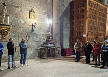 Peñaranda recuerda a sus difuntos con el rezo del rosario y procesión en la iglesia parroquial de San Miguel Arcángel