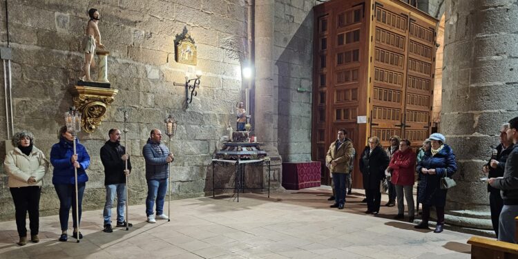 Peñaranda recuerda a sus difuntos con el rezo del rosario y procesión en la iglesia parroquial de San Miguel Arcángel