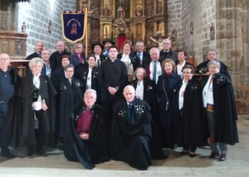 Los Amigos de la Capa de Santiago de la Puebla festejan a su patrón, San Martín de Tours, con misa y una ronda de vinos