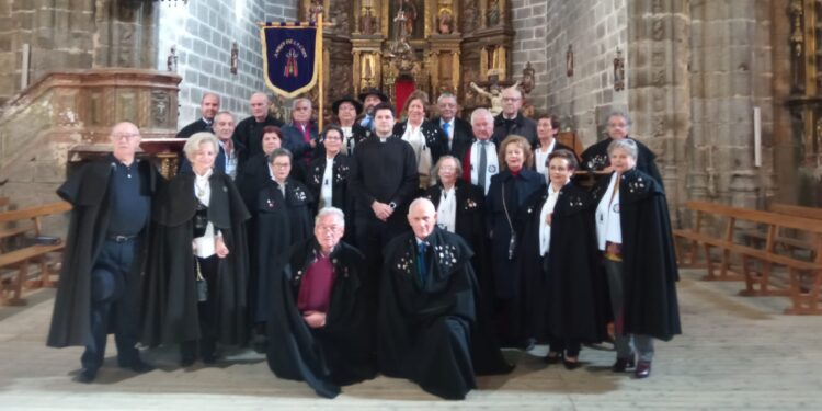 Los Amigos de la Capa de Santiago de la Puebla festejan a su patrón, San Martín de Tours, con misa y una ronda de vinos