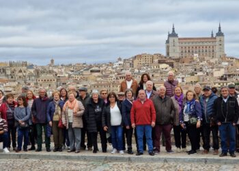 La asociación de mayores San Miguel, de Peñaranda, disfruta de una excursión a Toledo con una visita guiada a su patrimonio