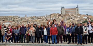 La asociación de mayores San Miguel, de Peñaranda, disfruta de una excursión a Toledo con una visita guiada a su patrimonio