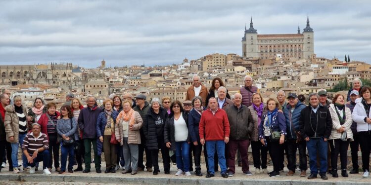 La asociación de mayores San Miguel, de Peñaranda, disfruta de una excursión a Toledo con una visita guiada a su patrimonio