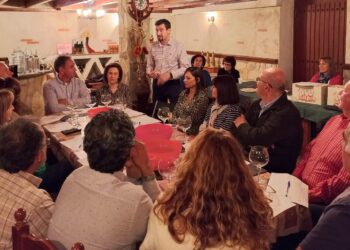 El club de senderismo Camino el Cristo de Alaraz descubre los secretos del vino en una interesante actividad de «catardeo»