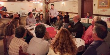 El club de senderismo Camino el Cristo de Alaraz descubre los secretos del vino en una interesante actividad de «catardeo»