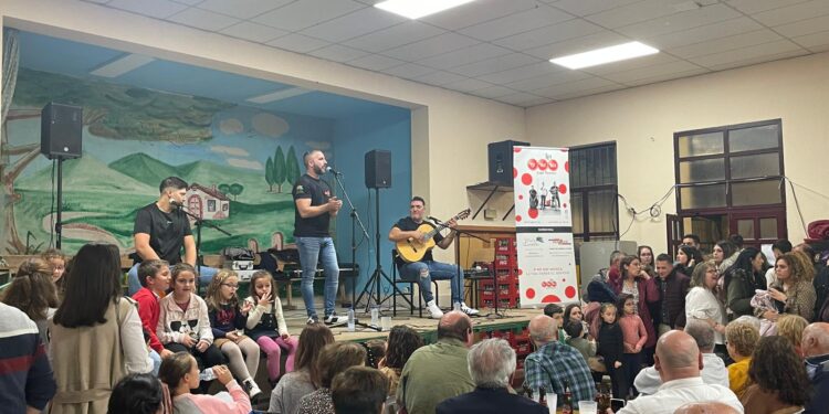 Villaflores vive una intensa noche de flamenco y rumbas con la actuación del grupo Lunares en el salón municipal