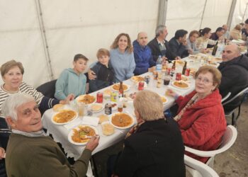 La comida matancera de Villaflores congrega a 300 comensales con un menú de patatas machaconas con torreznos y guindillas