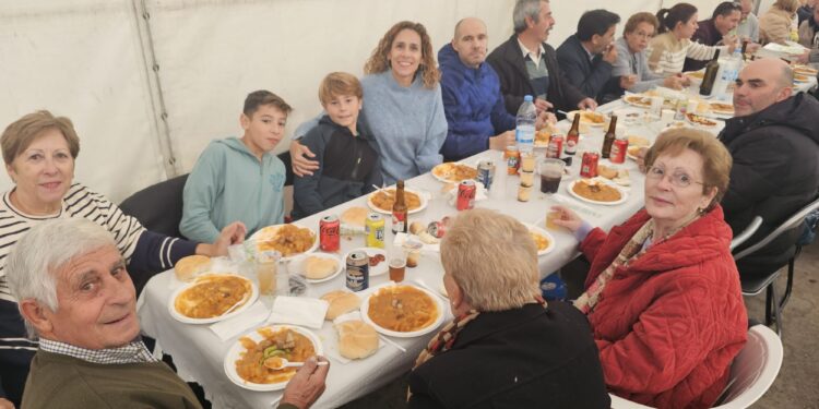 La comida matancera de Villaflores congrega a 300 comensales con un menú de patatas machaconas con torreznos y guindillas