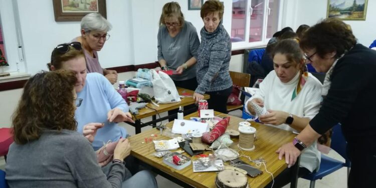 Manos a la obra en Villoria para dar vida a la I edición de su mercadillo navideño con la participación de las asociaciones
