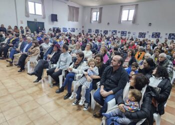 El 90 aniversario de las escuelas de Villoruela llena de vecinos y recuerdos el salón del multiusos en un emotivo acto