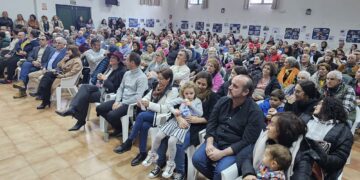 El 90 aniversario de las escuelas de Villoruela llena de vecinos y recuerdos el salón del multiusos en un emotivo acto