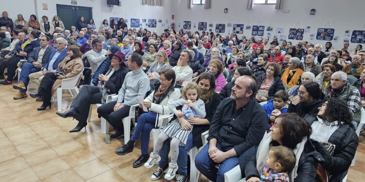 El 90 aniversario de las escuelas de Villoruela llena de vecinos y recuerdos el salón del multiusos en un emotivo acto