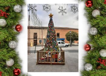 Peñaranda estrena en la calle Félix Mesonero el árbol navideño de crochet que ha tejido el grupo de Ganchilleras en acción