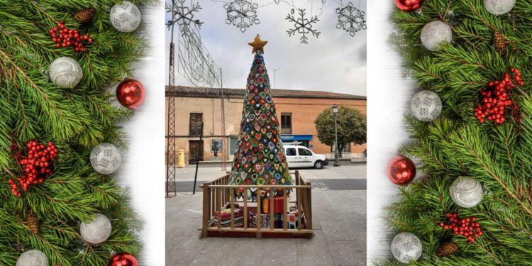 Peñaranda estrena en la calle Félix Mesonero el árbol navideño de crochet que ha tejido el grupo de Ganchilleras en acción