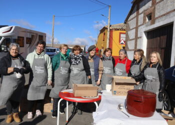 Palaciosrubios disfruta en la calle de la matanza tradicional con éxito de público y varias degustaciones como «plato fuerte»
