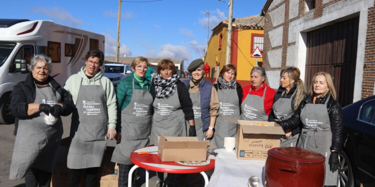 Palaciosrubios disfruta en la calle de la matanza tradicional con éxito de público y varias degustaciones como «plato fuerte»